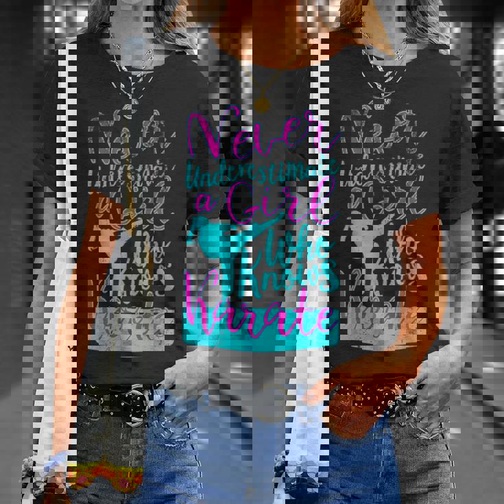 空手を知っている女の子を過小評価してはいけない面白い名言 Tシャツ 彼女への贈り物