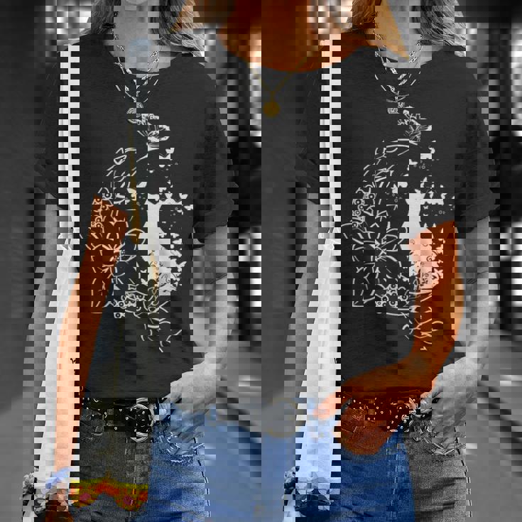 花柄の三日月と蝶を持った猫。 Tシャツ 彼女への贈り物