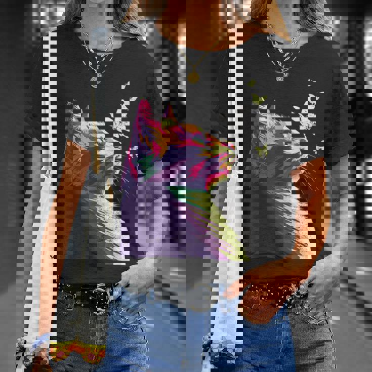 蝶と美しいカラフルな猫、パープル Tシャツ 彼女への贈り物