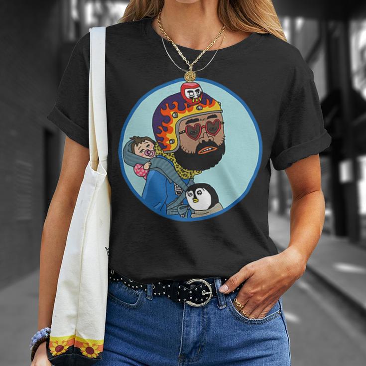赤ちゃんをおんぶしたファンキー男 ハート型のサングラス ミニダルマ ヒゲ ファイヤーパターンのヘルメット Tシャツ 彼女への贈り物