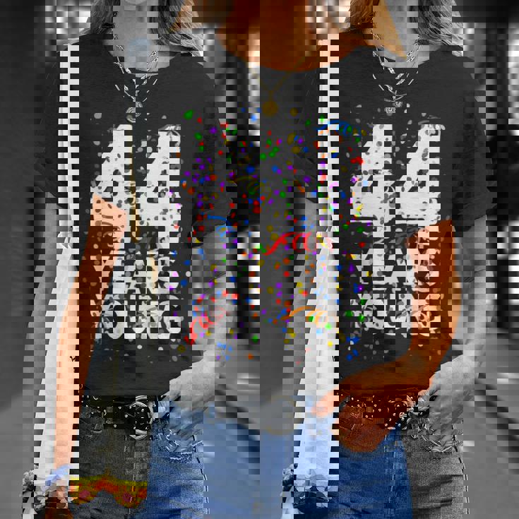 面白い44歳 若い44歳の誕生日おめでとうシャツ 男性用 女性用 Tシャツ 彼女への贈り物