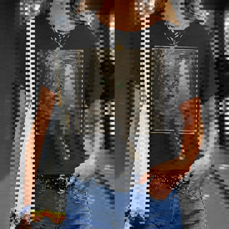 面白いsf自撮り猫とエイリアンビジターの不気味な瞬間。 Tシャツ 彼女への贈り物