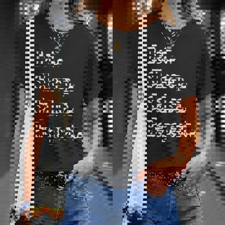 食べる。寝る。サルサ。繰り返す。 Tシャツ 彼女への贈り物