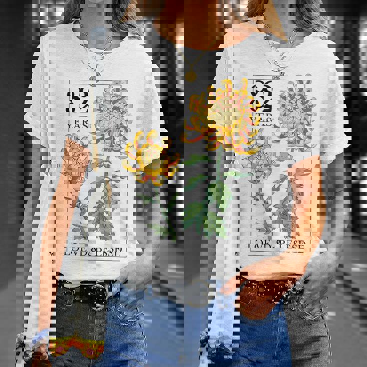 82 Years Loved And Blessed 花柄 フラワースタンプ 82歳の誕生日 Tシャツ 彼女への贈り物