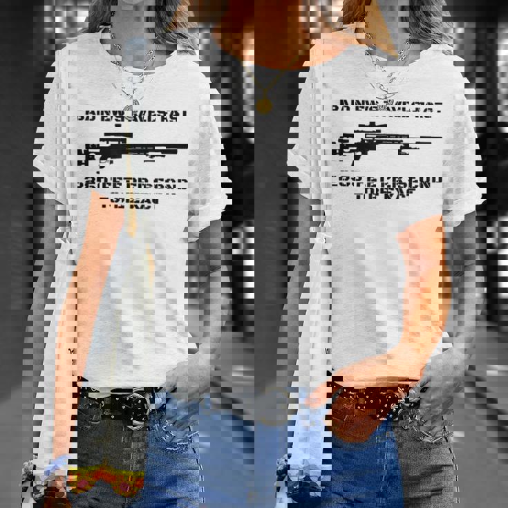 Bad News スナイパーライフル アーミー ジョーク ミリタリー ユーモア Tシャツ 彼女への贈り物