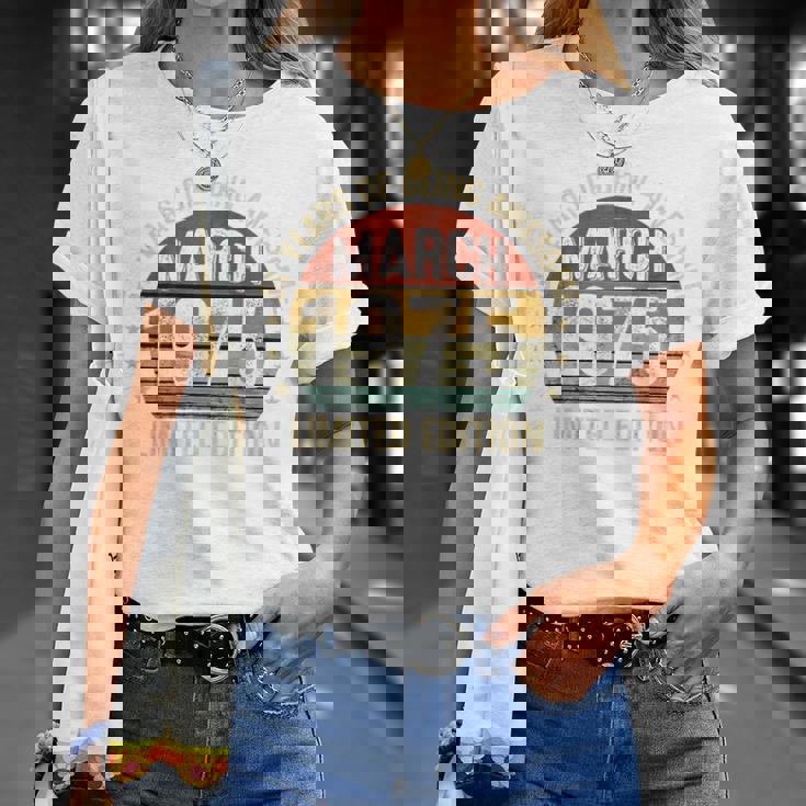 On Back 3月の誕生日 Est 1975年限定版 51St Tシャツ 彼女への贈り物