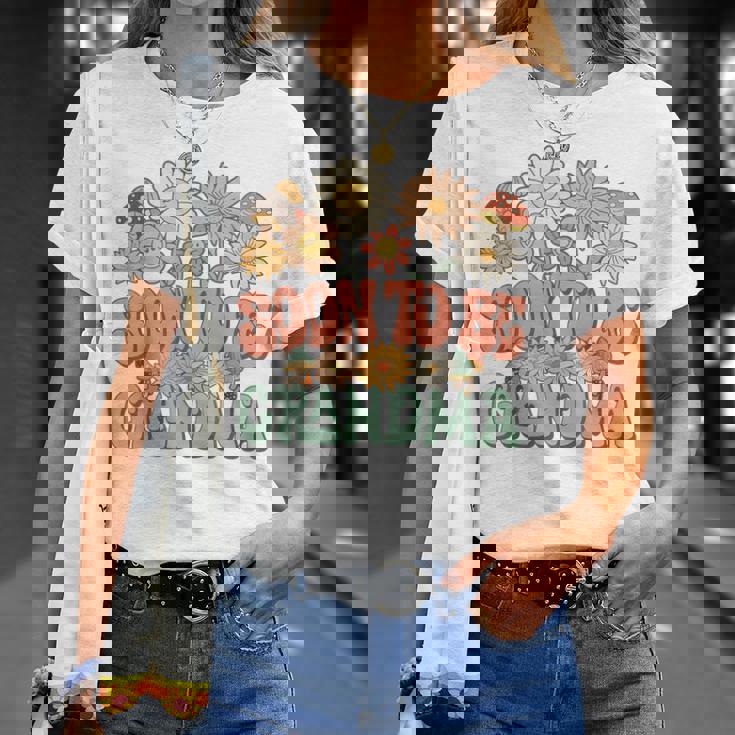 Soon To Be Grandma Expecting Baby Daisy Groovy Wildflower Tシャツ 彼女への贈り物