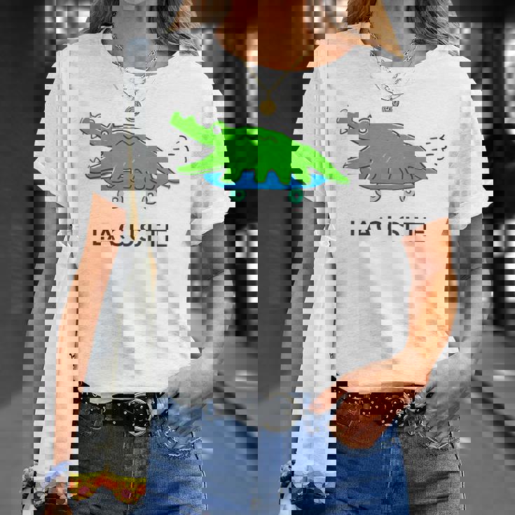 【バックプリント・背中側】楽して行こうワニ（Lacusite）スケボー【変なデザイン屋さん】ブランド パロディ 面白い Tシャツ 彼女への贈り物