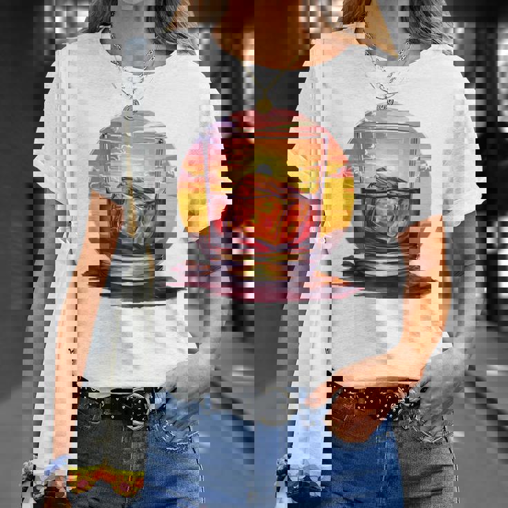 エレガントなウイスキーの夕日 Tシャツ 彼女への贈り物