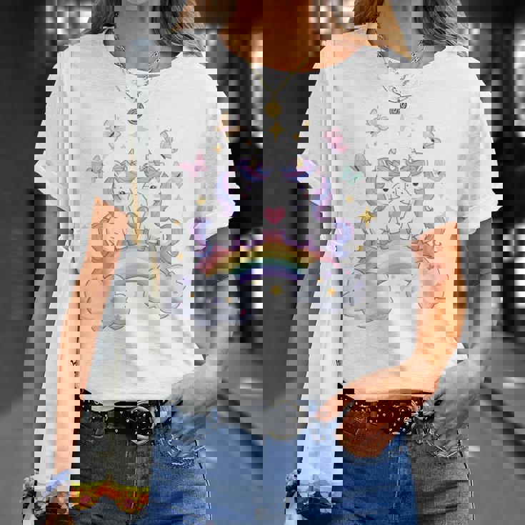 キッズ ユニコーンバタフライは、女の子向けの心と虹のアートを備えています Tシャツ 彼女への贈り物