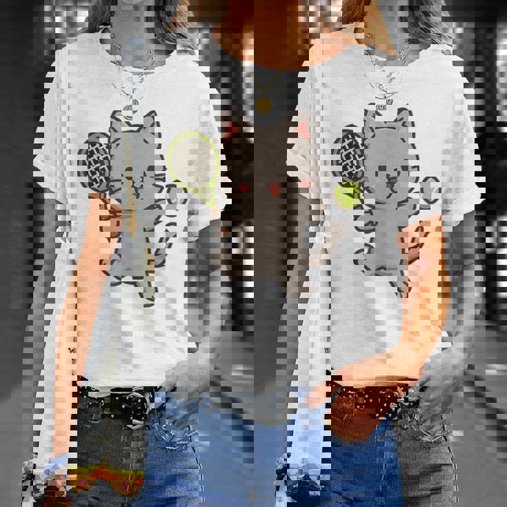 テニスをする猫。かわいいスポーツ猫。 Tシャツ 彼女への贈り物