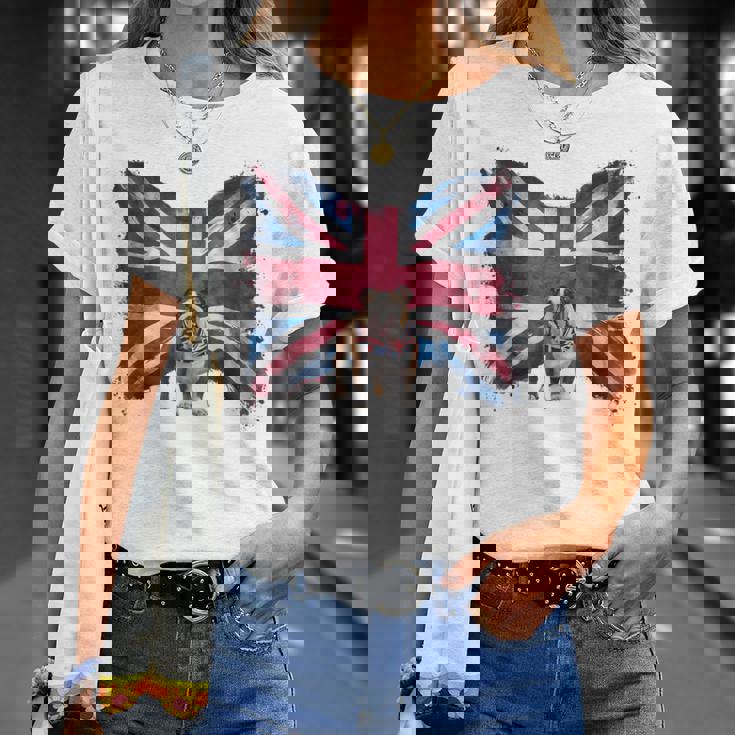 ユニオンジャックバンダナをかぶったブリティッシュブルドッグ、かわいい英国国旗。 Tシャツ 彼女への贈り物