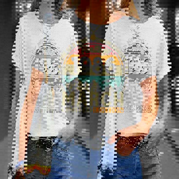 ヴィンテージカー 1986 年3月 40 歳の誕生日 1986 年のクラシックカー Tシャツ 彼女への贈り物