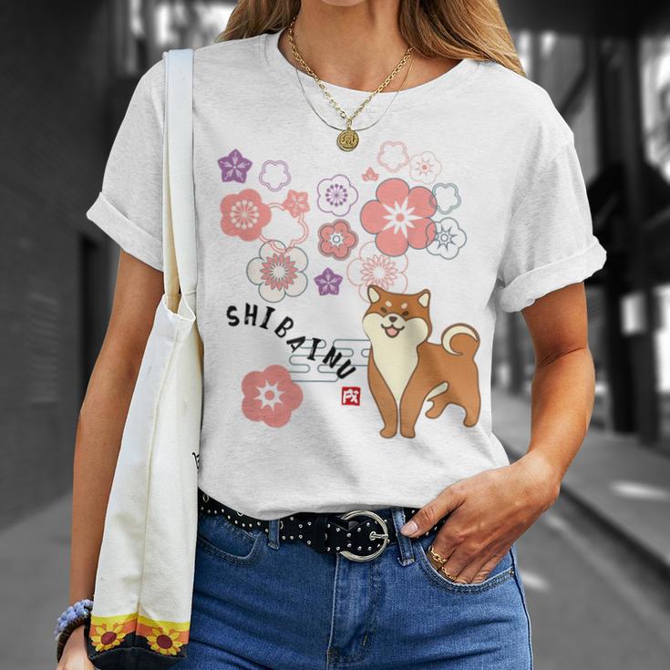 柴犬 梅の花 和柄 かわいいイラスト 犬好き お花見 Tシャツ 彼女への贈り物