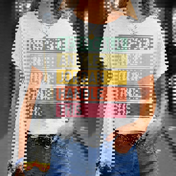 落ち着いて、ジョーダンにこの面白いレトロな引用を任せてください Tシャツ 彼女への贈り物