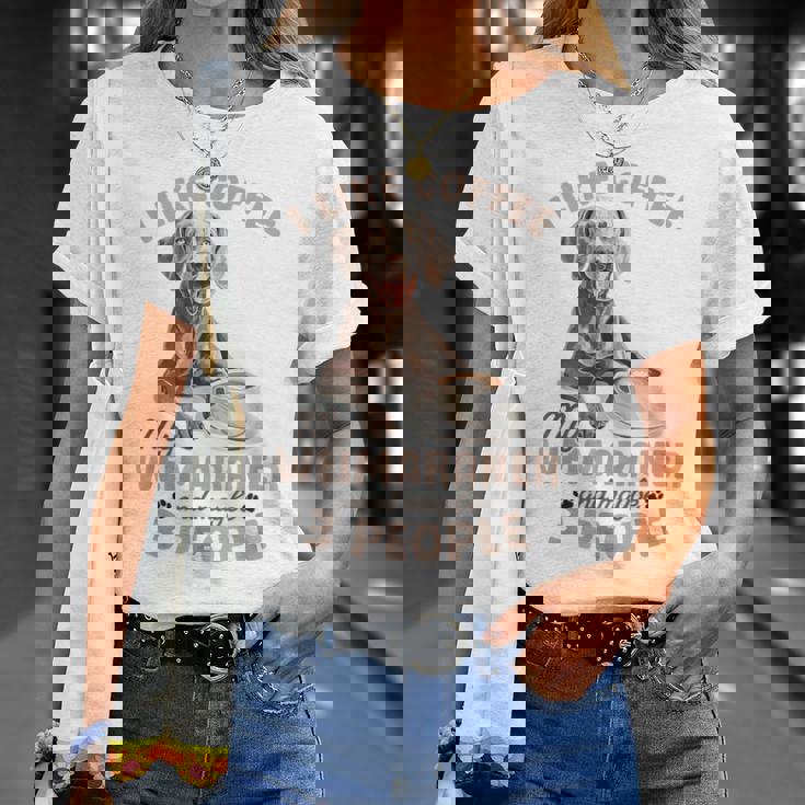 面白いワイマラナー犬私はコーヒーが好き、ワイマラナーと多分。 Tシャツ 彼女への贈り物