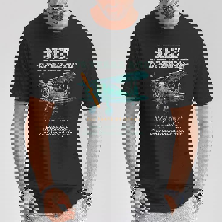 76年前に建てられた古いヴィンテージ飛行機76歳の誕生日男性。 Tシャツ 面白い贈り物