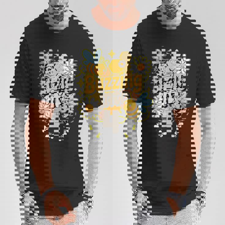 Buzzing Into 4 かわいい蜂 4歳の誕生日パーティーデザイン Tシャツ 面白い贈り物