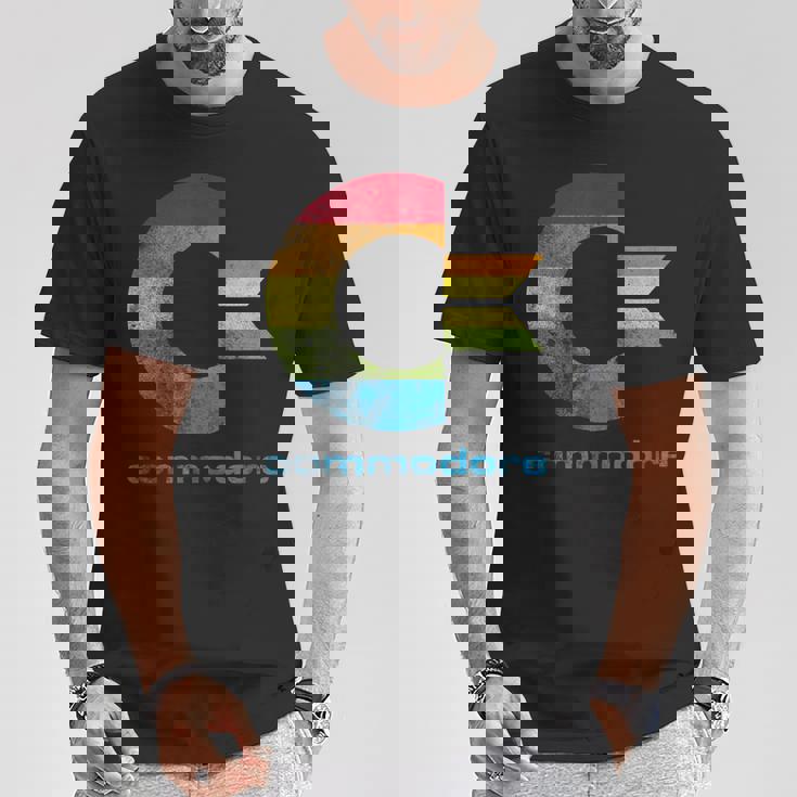 Commodore C64 大文字レインボーカラーストライプ効果 Tシャツ 面白い贈り物