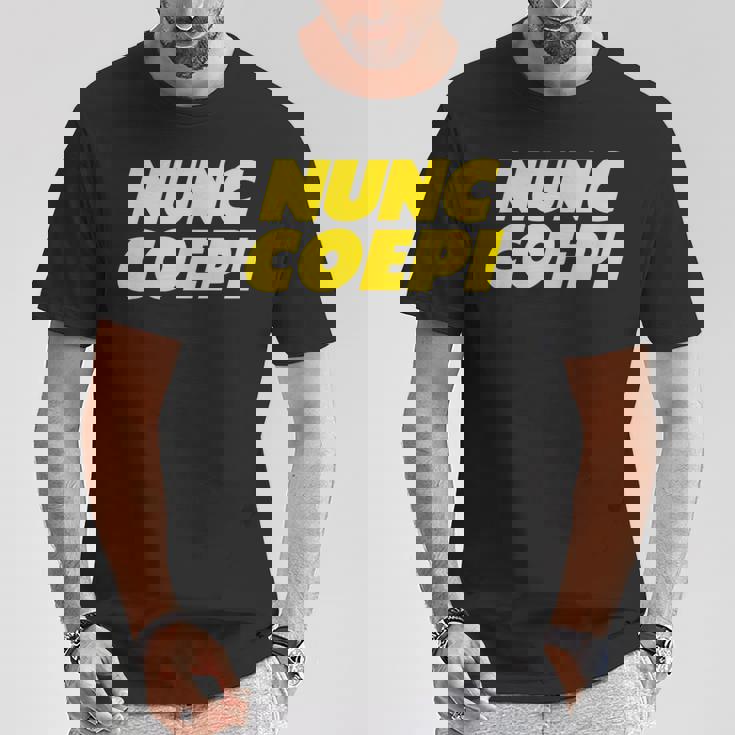 Nunc Coepi Now I Begin Tシャツ 面白い贈り物