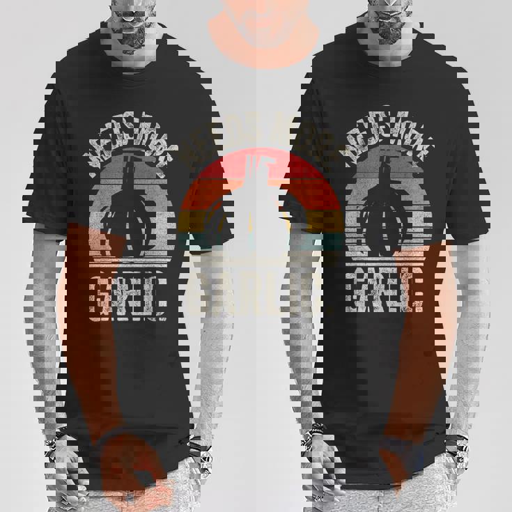 Vintage Retro Needs More ガーリック ガーリック ニンニク科医 クックシェフ Tシャツ 面白い贈り物