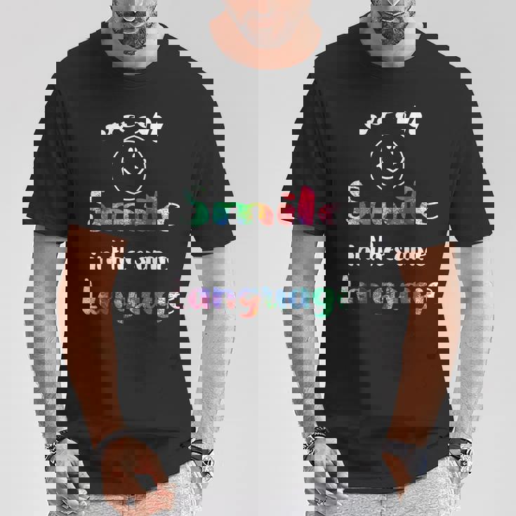 We Allmile In Theame Language かわいい 平等 スマイル Tシャツ 面白い贈り物