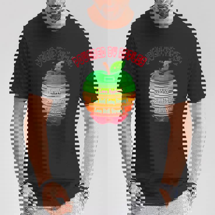 「Powered By Apples（リンゴの力）」リンゴ スライス 充電 バッテリー 残量 おもしろみ 可愛い Tシャツ 面白い贈り物