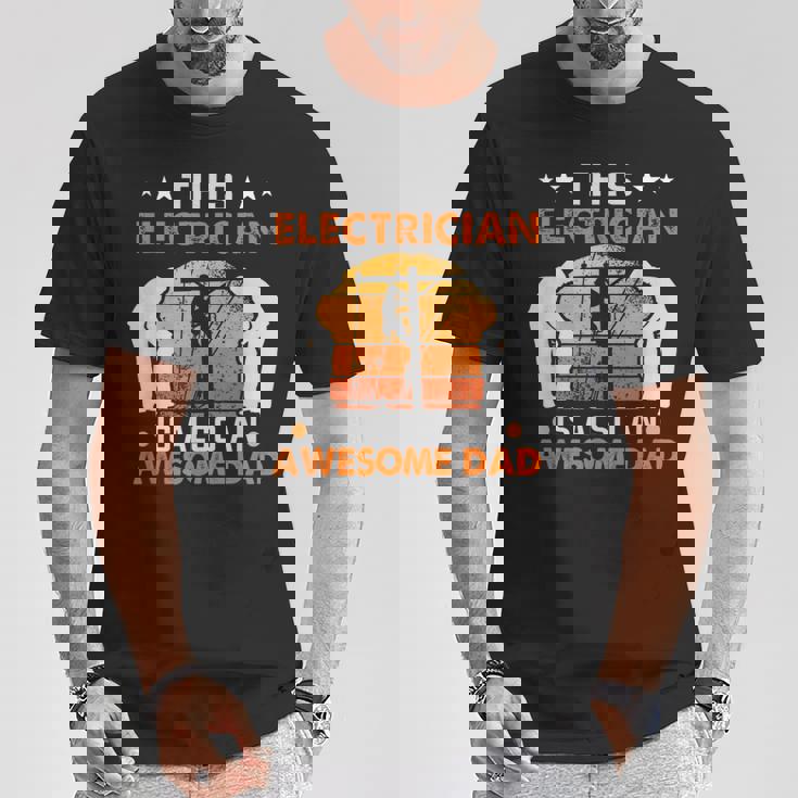 メンズ この電気屋さんは、すごいお父さん電気屋さんでもあります Tシャツ 面白い贈り物