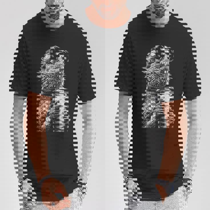 ひげを生やしたドラゴン 飲むアイスコーヒー 面白い動物 ミーム グランジ Tシャツ 面白い贈り物