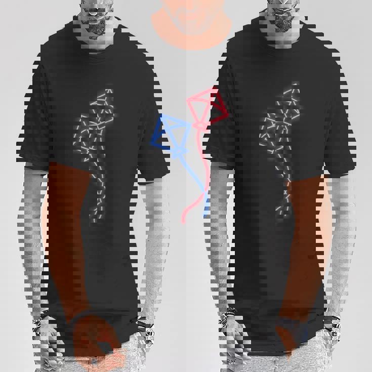 カイト フライング カイト ライディング ザ ウィンド カイト フライング プロフェッショナル Tシャツ 面白い贈り物