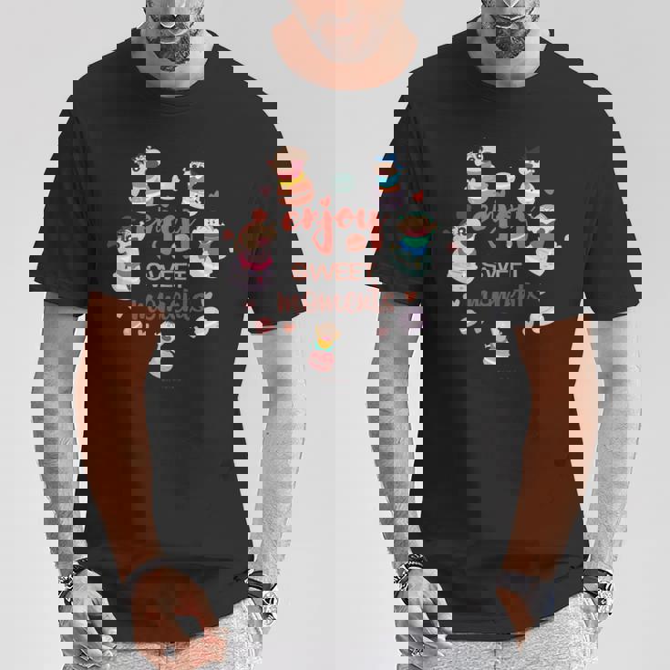 クレヨンしんちゃん かすかべ防衛隊とマカロンしんちゃんのティータイム 長袖tシャツ Tシャツ 面白い贈り物