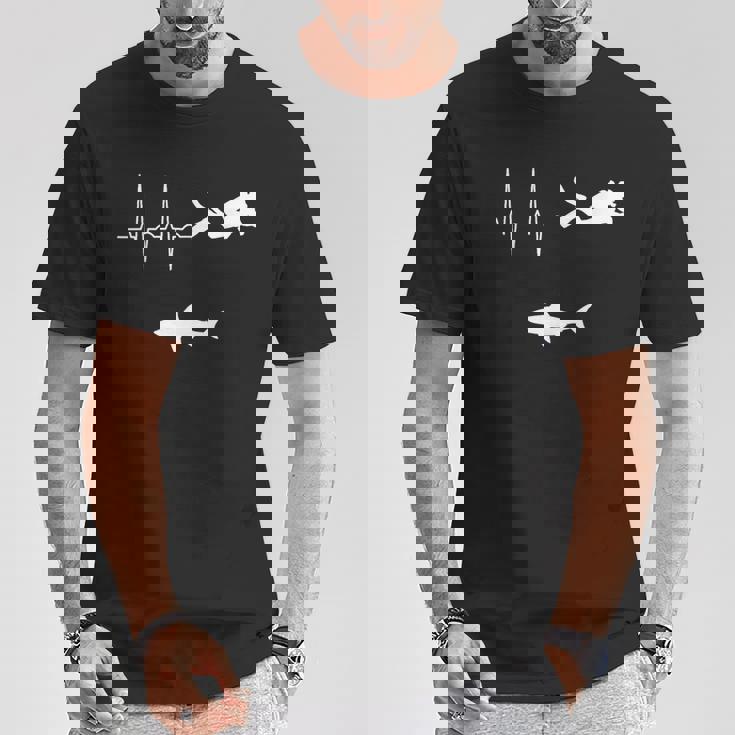 スキューバダイビングハートビート水中サメダイバー Tシャツ 面白い贈り物