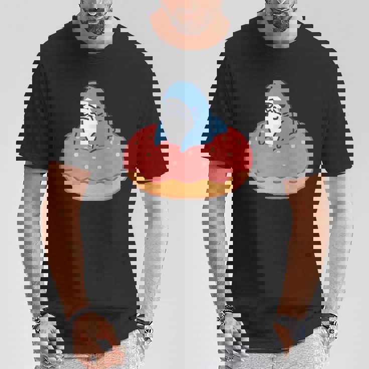 ドーナツに喰われるサメ さめ かわいい ゆるい イラスト シュール おもしろ 鮫 シャーク Tシャツ 面白い贈り物