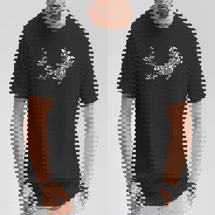 ニュージーランドのシンボル ハカマオリ族のハンマーヘッドシャーク。 Tシャツ 面白い贈り物