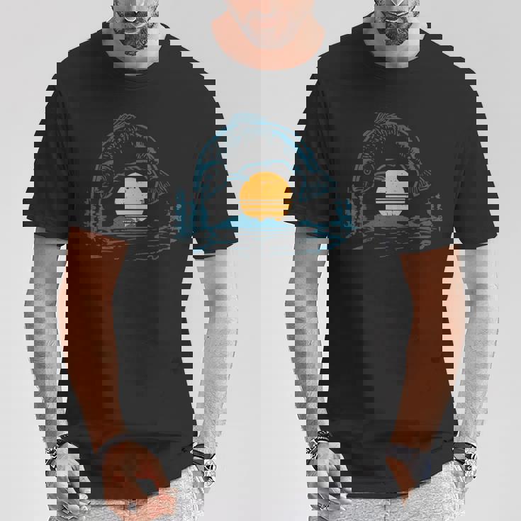 バスフィッシュ サンセットムーン ヴィンテージ 釣り フィッシャーマン アングラー ギフト Tシャツ 面白い贈り物