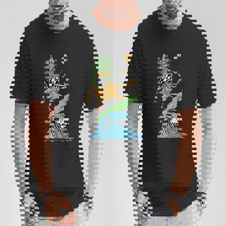 パイナップルはサーフィンのイラスト Tシャツ 面白い贈り物