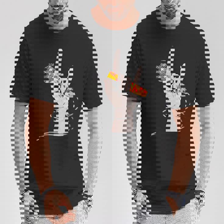 ボーカルマイクを持つロックシンガーの手 Tシャツ 面白い贈り物