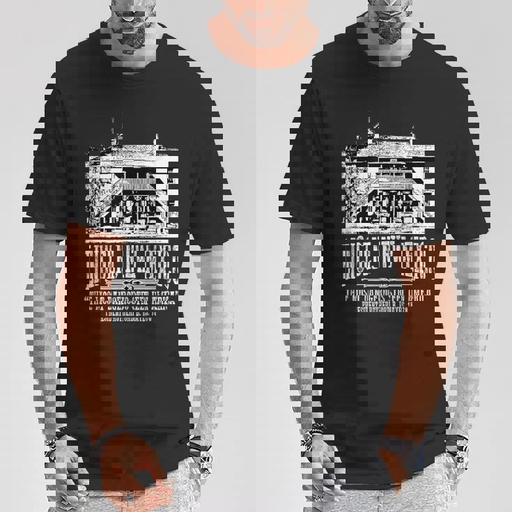 リンカーンニューメキシコ旧裁判所ビリー・ザ・キッド・エスケープス Tシャツ 面白い贈り物