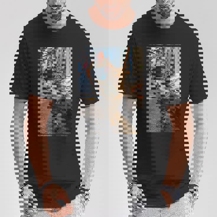 猫が魚市場を盗む冒険ファニーアートミーム Tシャツ 面白い贈り物