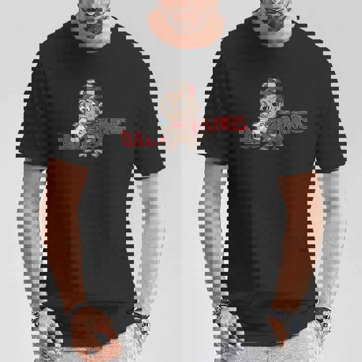 猿 子猿 ミルクを飲む赤ちゃん猿【Baby Fangs】 Tシャツ 面白い贈り物