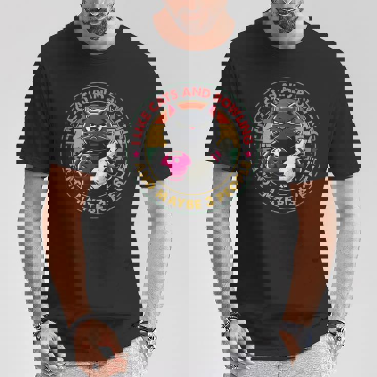 私は猫とボーリングが好きで、多分3人で面白い猫愛好家です Tシャツ 面白い贈り物