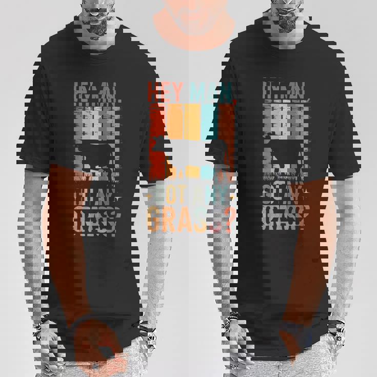 草を求めるレトロの面白い牛 農場のユーモアスタイル Tシャツ 面白い贈り物