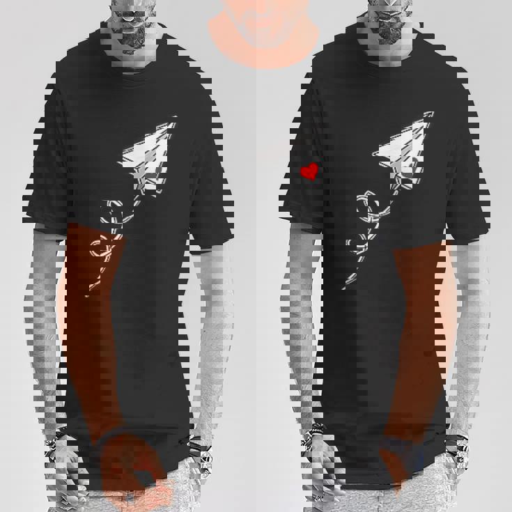 赤いハートの紙飛行機、紙飛行機のメッセージ Tシャツ 面白い贈り物