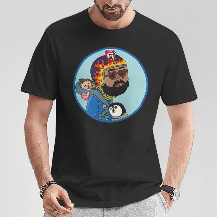 赤ちゃんをおんぶしたファンキー男 ハート型のサングラス ミニダルマ ヒゲ ファイヤーパターンのヘルメット Tシャツ 面白い贈り物