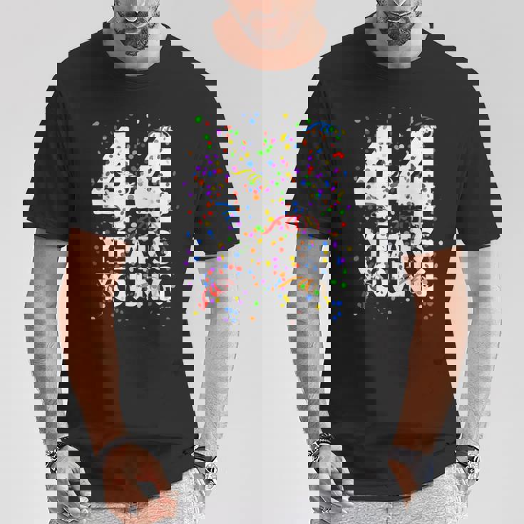 面白い44歳 若い44歳の誕生日おめでとうシャツ 男性用 女性用 Tシャツ 面白い贈り物