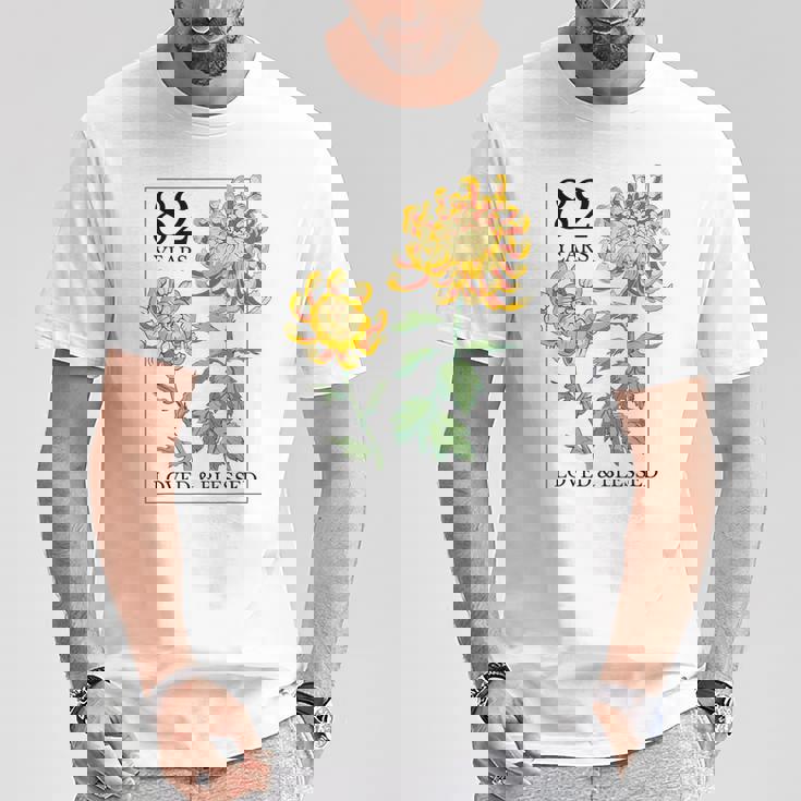 82 Years Loved And Blessed 花柄 フラワースタンプ 82歳の誕生日 Tシャツ 面白い贈り物