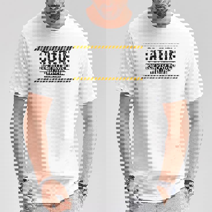Caution Does Not Play Well With Others Tシャツ 面白い贈り物