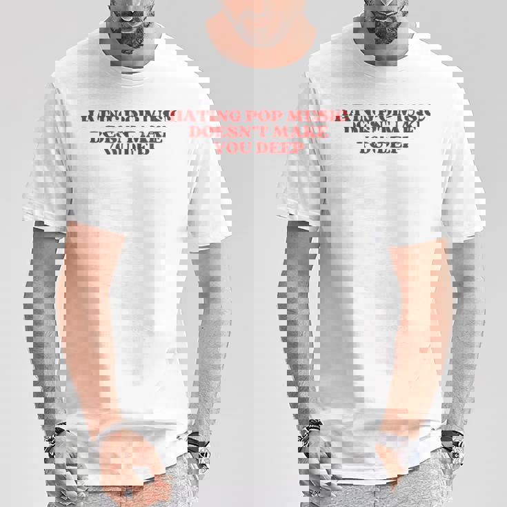 Hating Pop Music Doesn't Make You Deep Y2k Aesthetic Tシャツ 面白い贈り物