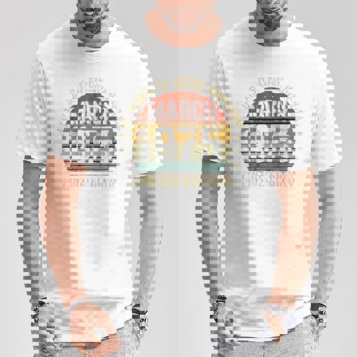 On Back 3月の誕生日 Est 1975年限定版 51St Tシャツ 面白い贈り物