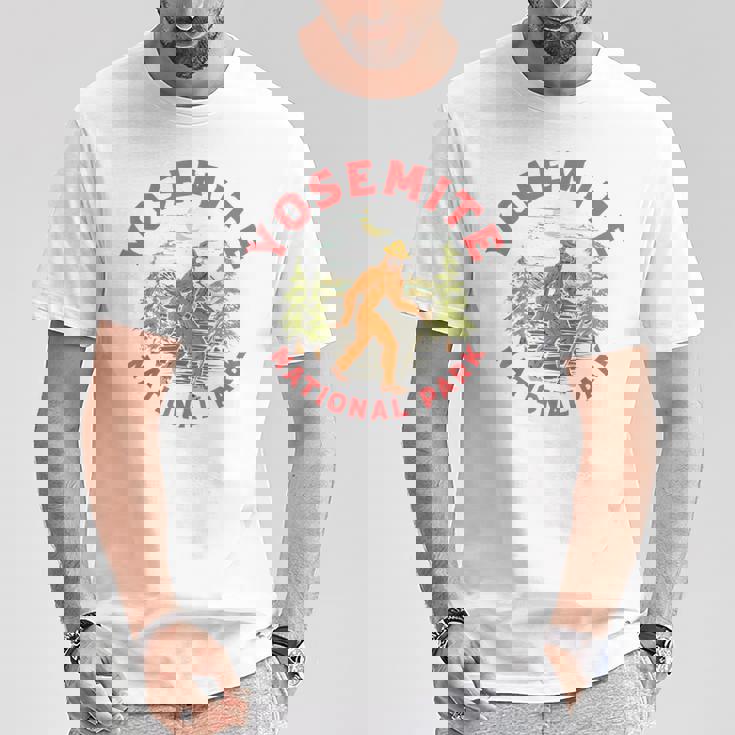 Yosemite National Park Ranger Bigfoot 80Sasquatch Tシャツ 面白い贈り物